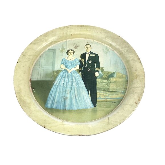 Vintage Royal Portrait Metal Plate Featuring Queen Elizabeth II & Prince Philip - Picture 1 of 8